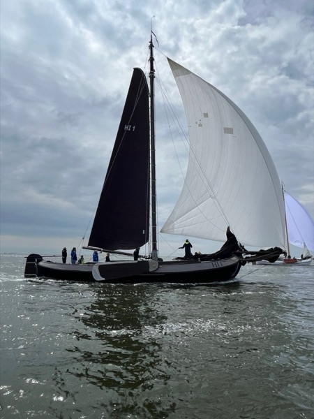 Hans is wedstrijdzeiler op Lemsteraak de Hindeloopen 1